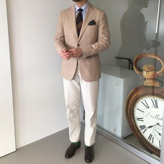 30 Jährige: Beige Sakko kombinieren – 500+ Herren Outfits: Die Paarung aus einem beige Sakko und einer weißen Chinohose ist eine kluge Wahl für einen Tag im Büro. Fühlen Sie sich ideenreich? Vervollständigen Sie Ihr Outfit mit dunkelbraunen Leder Oxford Schuhen.