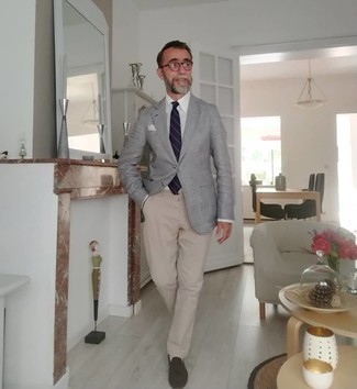 Weißes Einstecktuch kombinieren – 500+ Smart-Casual Herren Outfits: Für ein bequemes Couch-Outfit, paaren Sie ein graues Sakko mit einem weißen Einstecktuch. Putzen Sie Ihr Outfit mit dunkelbraunen Wildleder Slippern.