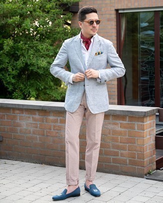 Graues Sakko kombinieren – 500+ Sommer Herren Outfits: Kombinieren Sie ein graues Sakko mit einer rosa vertikal gestreiften Chinohose für einen für die Arbeit geeigneten Look. Fühlen Sie sich ideenreich? Vervollständigen Sie Ihr Outfit mit dunkelblauen bestickten Segeltuch Slippern. Ein Look wie dieser ist für den Sommer Ihrer bester Freund.