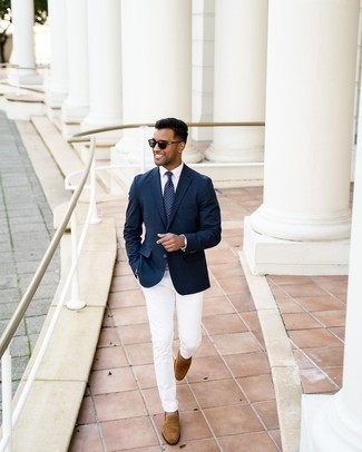 Welche Businesshemden mit dunkelblauen Sakkos zu tragen – 500+ Smart-Casual Herren Outfits warm Wetter: Paaren Sie ein dunkelblaues Sakko mit einem Businesshemd für eine klassischen und verfeinerte Silhouette. Braune Wildleder Slipper sind eine kluge Wahl, um dieses Outfit zu vervollständigen.