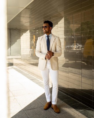 Dunkelblaue und weiße gepunktete Krawatte kombinieren – 466 Herren Outfits: Tragen Sie ein hellbeige Sakko und eine dunkelblaue und weiße gepunktete Krawatte für einen stilvollen, eleganten Look. Ergänzen Sie Ihr Look mit braunen Wildleder Slippern.