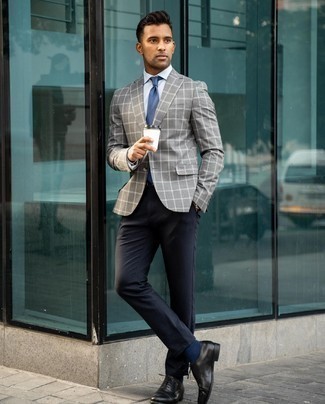 30 Jährige: Wie graues Sakko mit dunkelblauer Chinohose zu kombinieren – 125 Herren Outfits: Kombinieren Sie ein graues Sakko mit einer dunkelblauen Chinohose, um einen eleganten, aber nicht zu festlichen Look zu kreieren. Machen Sie Ihr Outfit mit schwarzen Leder Oxford Schuhen eleganter.