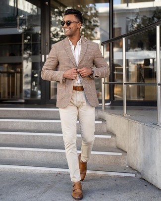Wie weißes Businesshemd mit beige Wollsakkos zu kombinieren – 13 Smart-Casual Herren Outfits: Vereinigen Sie ein beige Wollsakko mit einem weißen Businesshemd, um vor Klasse und Perfektion zu strotzen. Braune Doppelmonks aus Leder sind eine großartige Wahl, um dieses Outfit zu vervollständigen.