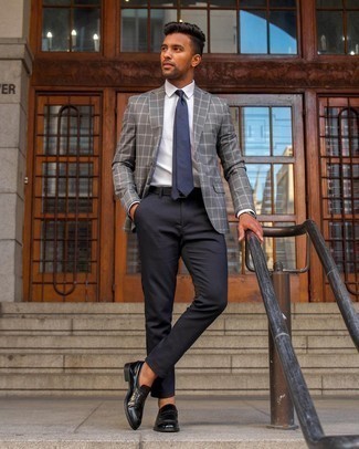 Schwarzen Ledergürtel kombinieren – 500+ Herren Outfits: Tragen Sie ein graues Sakko mit Schottenmuster und einen schwarzen Ledergürtel für einen entspannten Wochenend-Look. Schwarze Leder Slipper sind eine einfache Möglichkeit, Ihren Look aufzuwerten.