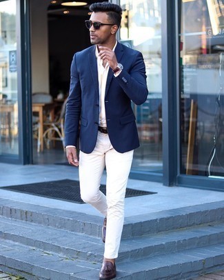 Welche Slipper mit Quasten mit dunkelblauen und weißen Sakkos zu tragen – 500+ Herren Outfits: Kombinieren Sie ein dunkelblaues und weißes Sakko mit einer weißen Chinohose, wenn Sie einen gepflegten und stylischen Look wollen. Fühlen Sie sich ideenreich? Komplettieren Sie Ihr Outfit mit Slippern mit Quasten.