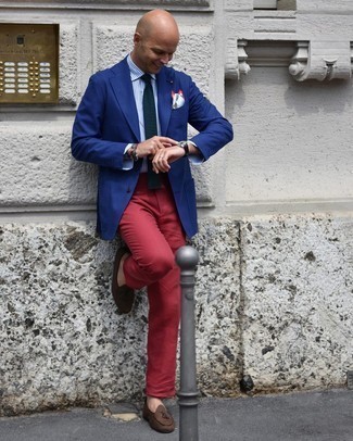 Rote Hose kombinieren – 500+ Herren Outfits: Kombinieren Sie ein dunkelblaues Sakko mit einer roten Hose für Drinks nach der Arbeit. Schalten Sie Ihren Kleidungsbestienmodus an und machen dunkelbraunen Wildleder Slipper zu Ihrer Schuhwerkwahl.