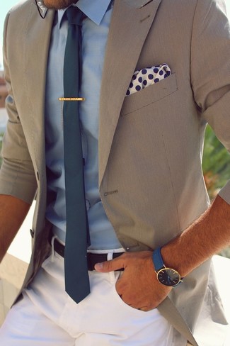 Weißes und dunkelblaues gepunktetes Einstecktuch kombinieren – 94 Herren Outfits: Für ein bequemes Couch-Outfit, kombinieren Sie ein hellbeige Sakko mit einem weißen und dunkelblauen gepunkteten Einstecktuch.