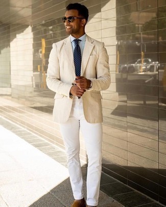 30 Jährige: Slipper kombinieren – 500+ Sommer Herren Outfits: Kombinieren Sie ein hellbeige Sakko mit einer weißen Chinohose für Drinks nach der Arbeit. Setzen Sie bei den Schuhen auf die klassische Variante mit Slippern. Schon haben wir ein trendiges Outfit im Sommer.