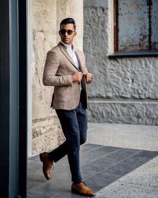 30 Jährige: Braune Leder Oxford Schuhe kombinieren – 500+ Herren Outfits warm Wetter: Vereinigen Sie ein beige Wollsakko mit Hahnentritt-Muster mit einer dunkelblauen Chinohose, wenn Sie einen gepflegten und stylischen Look wollen. Ergänzen Sie Ihr Outfit mit braunen Leder Oxford Schuhen, um Ihr Modebewusstsein zu zeigen.