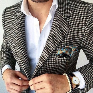Hellblaues bedrucktes Einstecktuch kombinieren – 68 Herren Outfits: Für ein bequemes Couch-Outfit, paaren Sie ein schwarzes und weißes Sakko mit Hahnentritt-Muster mit einem hellblauen bedruckten Einstecktuch.