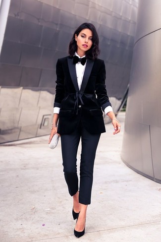 Fliege kombinieren – 11 Damen Outfits: Probieren Sie die Kombination aus einem schwarzen Samtsakko und einer Fliege, um einen lockeren Alltags-Look zu zaubern. Schwarze Wildleder Pumps sind eine perfekte Wahl, um dieses Outfit zu vervollständigen.