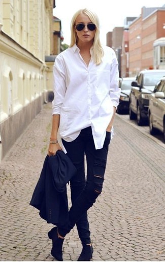 schwarzes Sakko, weißes Businesshemd, schwarze enge Jeans mit Destroyed-Effekten, schwarze Wildleder Stiefeletten für Damen