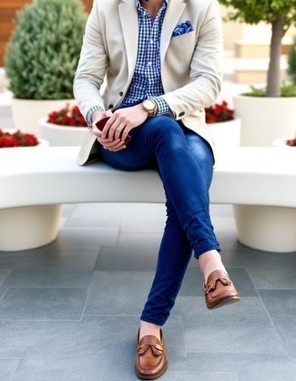 hellbeige Sakko, dunkelblaues und weißes Businesshemd mit Vichy-Muster, blaue enge Jeans, braune Leder Slipper mit Quasten für Herren