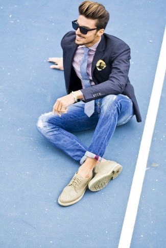 Lila Businesshemd kombinieren – 287 Herren Outfits: Ein lila Businesshemd und blaue enge Jeans mit Destroyed-Effekten sind eine perfekte Wochenend-Kombination. Fühlen Sie sich ideenreich? Wählen Sie hellbeige Wildleder Brogues.