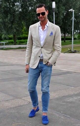 hellbeige Sakko, weißes Businesshemd, blaue enge Jeans, blaue Wildleder Slipper mit Quasten für Herren