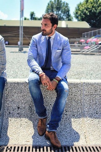 30 Jährige: Wie weißes und blaues vertikal gestreiftes Businesshemd mit dunkelblauer enger Jeans mit Destroyed-Effekten zu kombinieren – 2 Herren Outfits: Erwägen Sie das Tragen von einem weißen und blauen vertikal gestreiften Businesshemd und dunkelblauen engen Jeans mit Destroyed-Effekten für einen entspannten Wochenend-Look. Fühlen Sie sich mutig? Vervollständigen Sie Ihr Outfit mit braunen Leder Oxford Schuhen.