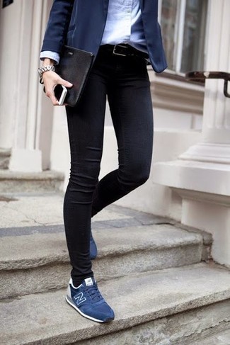 Schwarze und weiße Leder Clutch kombinieren – 500+ Damen Outfits: Möchten Sie einen frischen Freizeit-Look erzeugen, ist die Kombination aus einem dunkelblauen Sakko und einer schwarzen und weißen Leder Clutch Ihre Wahl. Dunkelblaue niedrige Sneakers sind eine gute Wahl, um dieses Outfit zu vervollständigen.