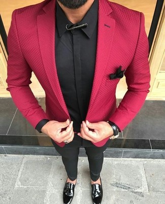 Rotes Sakko kombinieren – 345 Herren Outfits: Kombinieren Sie ein rotes Sakko mit schwarzen engen Jeans, um einen lockeren, aber dennoch stylischen Look zu erhalten. Fühlen Sie sich ideenreich? Vervollständigen Sie Ihr Outfit mit schwarzen Leder Slippern mit Quasten.