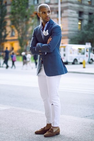 Welche enge Jeans mit brauner Slipper zu tragen – 26 Casual Herren Outfits: Ein dunkelblaues Sakko und enge Jeans sind eine gute Outfit-Formel für Ihre Sammlung. Setzen Sie bei den Schuhen auf die klassische Variante mit braunen Slippern.