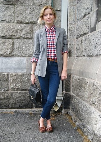 Rotbraune Leder Slipper kombinieren – 37 Damen Outfits: Wenn Sie ein entspanntes Outfit schaffen möchten, probieren Sie diese Kombination aus einem grauen Sakko und dunkelblauen engen Jeans. Fügen Sie rotbraunen Leder Slipper für ein unmittelbares Style-Upgrade zu Ihrem Look hinzu.