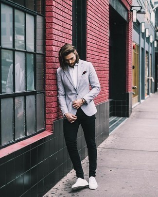 Graues Sakko kombinieren – 500+ Sommer Herren Outfits: Entscheiden Sie sich für ein graues Sakko und schwarzen enge Jeans für ein großartiges Wochenend-Outfit. Weiße Segeltuch niedrige Sneakers sind eine ideale Wahl, um dieses Outfit zu vervollständigen. Ein schöner Sommer-Look.