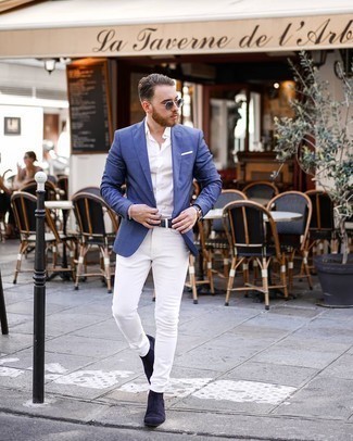 Blaues Sakko kombinieren – 1200+ Herren Outfits: Kombinieren Sie ein blaues Sakko mit weißen engen Jeans für ein bequemes Outfit, das außerdem gut zusammen passt. Fühlen Sie sich ideenreich? Entscheiden Sie sich für dunkelblauen Chelsea Boots aus Wildleder.