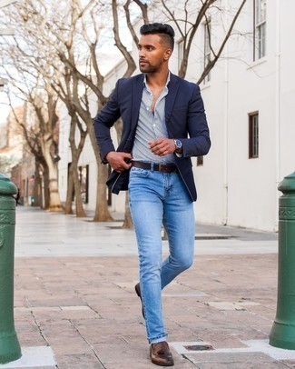 30 Jährige: Hellblaue enge Jeans kombinieren – 33 Smart-Casual Herren Outfits warm Wetter: Kombinieren Sie ein dunkelblaues Sakko mit hellblauen engen Jeans für einen bequemen Alltags-Look. Fühlen Sie sich ideenreich? Wählen Sie dunkelbraunen Leder Slipper mit Quasten.