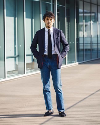 Dunkelblaues Sakko kombinieren – 500+ Herren Outfits: Paaren Sie ein dunkelblaues Sakko mit blauen Jeans, wenn Sie einen gepflegten und stylischen Look wollen. Fügen Sie schwarzen Samt Slipper mit Quasten für ein unmittelbares Style-Upgrade zu Ihrem Look hinzu.
