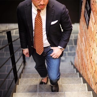 Slipper kombinieren – 500+ Herren Outfits: Die Kombination aus einem dunkelbraunen Sakko und dunkelblauen Jeans eignet sich hervorragend zum Ausgehen oder für modisch-lässige Anlässe. Fügen Sie Slipper für ein unmittelbares Style-Upgrade zu Ihrem Look hinzu.