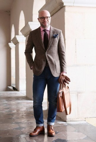 Dunkelbraune Krawatte kombinieren – 500+ Herren Outfits: Kombinieren Sie ein braunes Wollsakko mit einer dunkelbraunen Krawatte für eine klassischen und verfeinerte Silhouette. Wenn Sie nicht durch und durch formal auftreten möchten, komplettieren Sie Ihr Outfit mit rotbraunen Brogue Stiefeln aus Leder.