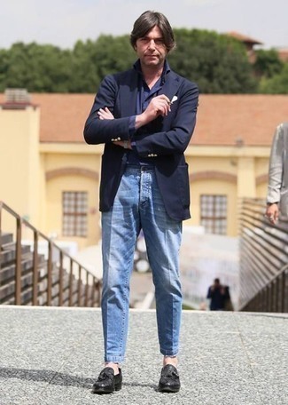 Businesshemd kombinieren – 500+ Herren Outfits: Entscheiden Sie sich für ein Businesshemd und hellblauen Jeans, um einen modischen Freizeitlook zu kreieren. Fühlen Sie sich mutig? Komplettieren Sie Ihr Outfit mit schwarzen Leder Slippern mit Quasten.