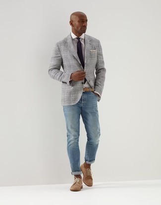 Krawatte kombinieren – 500+ Herren Outfits: Etwas Einfaches wie die Wahl von einem grauen Sakko mit Schottenmuster und einer Krawatte kann Sie von der Menge abheben. Beige Wildleder Derby Schuhe sind eine gute Wahl, um dieses Outfit zu vervollständigen.