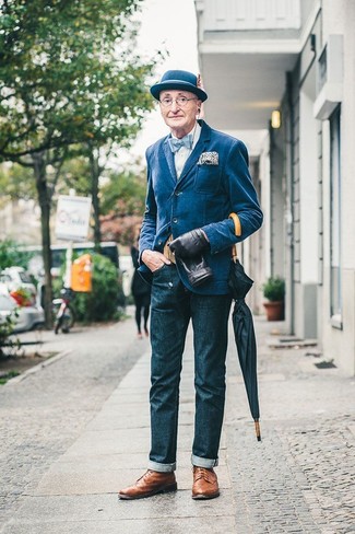 Günther Krabbenhöft trägt blaues Jeanssakko, weißes Businesshemd, dunkelblaue Jeans, braune Leder Brogues