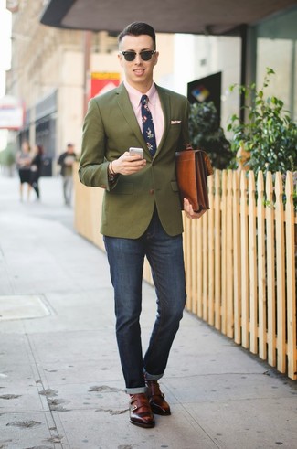 Dunkelblaue Krawatte mit Blumenmuster kombinieren – 88 Herren Outfits: Entscheiden Sie sich für einen klassischen Stil in einem dunkelgrünen Sakko und einer dunkelblauen Krawatte mit Blumenmuster. Komplettieren Sie Ihr Outfit mit braunen Doppelmonks aus Leder.