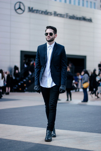 dunkelblaues Sakko, weißes Businesshemd, schwarze Jeans, schwarze Chelsea-Stiefel aus Leder für Herren