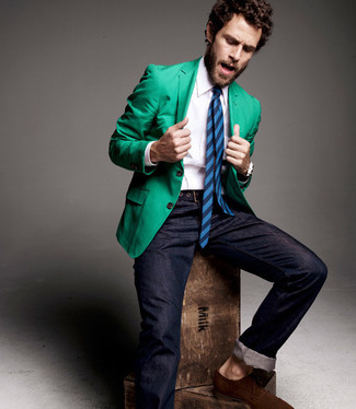 Vertikal gestreifte Krawatte kombinieren – 309 Herren Outfits: Entscheiden Sie sich für ein grünes Sakko und eine vertikal gestreifte Krawatte, um vor Klasse und Perfektion zu strotzen. Vervollständigen Sie Ihr Look mit braunen Wildleder Oxford Schuhen.