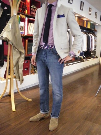 30 Jährige: Wie rosa Businesshemd mit Vichy-Muster mit blauer Jeans zu kombinieren – 3 Herren Outfits: Entscheiden Sie sich für ein rosa Businesshemd mit Vichy-Muster und blauen Jeans, um einen eleganten, aber nicht zu festlichen Look zu kreieren. Setzen Sie bei den Schuhen auf die klassische Variante mit beige Wildleder Slippern.