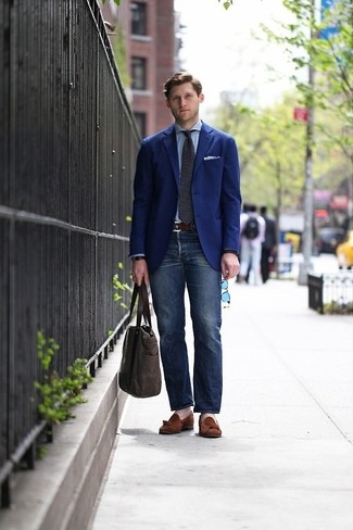 30 Jährige: Hellblaues Businesshemd kombinieren – 500+ Smart-Casual Herren Outfits: Vereinigen Sie ein hellblaues Businesshemd mit dunkelblauen Jeans, wenn Sie einen gepflegten und stylischen Look wollen. Fühlen Sie sich ideenreich? Vervollständigen Sie Ihr Outfit mit braunen Wildleder Slippern mit Quasten.