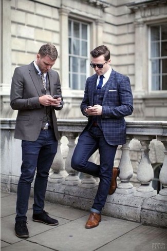 30 Jährige: Blaues Sakko mit Schottenmuster kombinieren – 130 Smart-Casual Herren Outfits warm Wetter: Entscheiden Sie sich für ein blaues Sakko mit Schottenmuster und dunkelblauen Jeans, um einen lockeren, aber dennoch stylischen Look zu erhalten. Fühlen Sie sich mutig? Vervollständigen Sie Ihr Outfit mit braunen Leder Oxford Schuhen.
