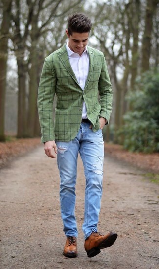 Olivgrünes Sakko mit Karomuster kombinieren – 61 Herren Outfits: Kombinieren Sie ein olivgrünes Sakko mit Karomuster mit hellblauen Jeans mit Destroyed-Effekten für ein großartiges Wochenend-Outfit. Ergänzen Sie Ihr Outfit mit braunen Leder Brogues, um Ihr Modebewusstsein zu zeigen.