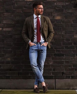 Wie Businesshemd mit Slipper mit Quasten zu kombinieren – 500+ Smart-Casual Herren Outfits warm Wetter: Vereinigen Sie ein Businesshemd mit blauen Jeans für einen für die Arbeit geeigneten Look. Entscheiden Sie sich für Slipper mit Quasten, um Ihr Modebewusstsein zu zeigen.