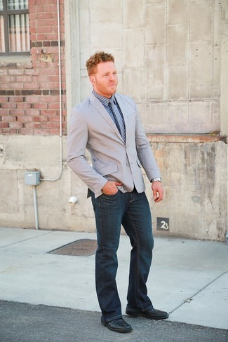 Dunkelgraues Businesshemd kombinieren – 503+ Herren Outfits: Vereinigen Sie ein dunkelgraues Businesshemd mit dunkelblauen Jeans für Ihren Bürojob. Schwarze Leder Slipper sind eine einfache Möglichkeit, Ihren Look aufzuwerten.
