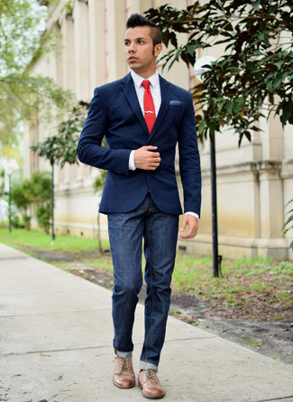 Rote Krawatte kombinieren – 500+ Herren Outfits: Machen Sie sich mit einem dunkelblauen Sakko und einer roten Krawatte einen verfeinerten, eleganten Stil zu Nutze. Bringen Sie die Dinge durcheinander, indem Sie beige Leder Derby Schuhe mit diesem Outfit tragen.