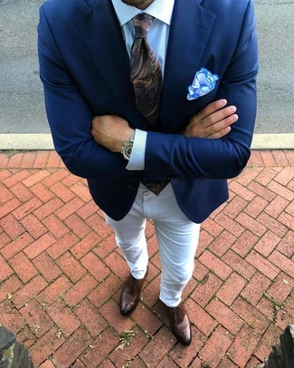 30 Jährige: Dunkeltürkise Krawatte mit Paisley-Muster kombinieren – 23 Sommer Herren Outfits: Machen Sie sich mit einem dunkelblauen Sakko und einer dunkeltürkisen Krawatte mit Paisley-Muster einen verfeinerten, eleganten Stil zu Nutze. Braune Leder Oxford Schuhe sind eine perfekte Wahl, um dieses Outfit zu vervollständigen. Ein insgesamt sehr schönes Sommer-Outfit.