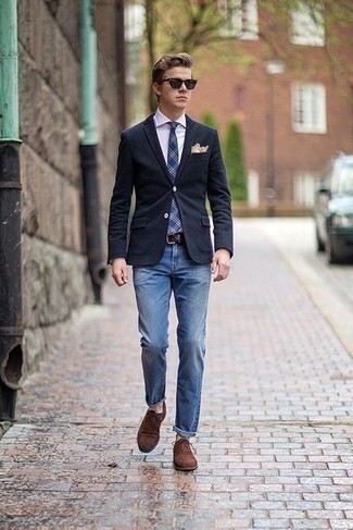 Dunkelblaue und weiße Krawatte mit Schottenmuster kombinieren – 79 Herren Outfits: Entscheiden Sie sich für ein dunkelblaues Sakko und eine dunkelblaue und weiße Krawatte mit Schottenmuster für einen stilvollen, eleganten Look. Braune Wildleder Oxford Schuhe sind eine kluge Wahl, um dieses Outfit zu vervollständigen.