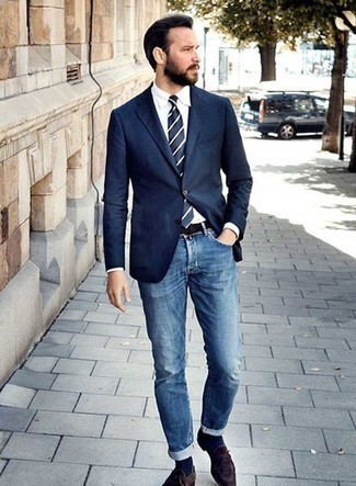 Welche Slipper mit Quasten mit dunkelblauer Jeans zu tragen – 214 Sommer Herren Outfits: Paaren Sie ein dunkelblaues Sakko mit dunkelblauen Jeans, wenn Sie einen gepflegten und stylischen Look wollen. Fühlen Sie sich mutig? Komplettieren Sie Ihr Outfit mit Slippern mit Quasten. Dieses Outfit eignet sich ideal für den Sommer.