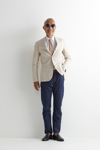 50 Jährige: Wie beige Sakko mit dunkelblauer Jeans zu kombinieren – 10 Herren Outfits: Kombinieren Sie ein beige Sakko mit dunkelblauen Jeans, wenn Sie einen gepflegten und stylischen Look wollen. Machen Sie Ihr Outfit mit schwarzen Leder Slippern eleganter.