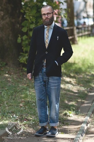 Schwarzes und weißes Sakko kombinieren – 500+ Herren Outfits: Entscheiden Sie sich für ein schwarzes und weißes Sakko und blauen Jeans, wenn Sie einen gepflegten und stylischen Look wollen. Fügen Sie dunkelblauen Leder Brogues für ein unmittelbares Style-Upgrade zu Ihrem Look hinzu.