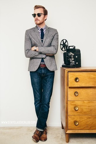 Dunkelroten Ledergürtel kombinieren – 122 Herren Outfits: Ein graues Sakko und ein dunkelroter Ledergürtel sind eine kluge Outfit-Formel für Ihre Sammlung. Fühlen Sie sich ideenreich? Ergänzen Sie Ihr Outfit mit braunen Leder Oxford Schuhen.
