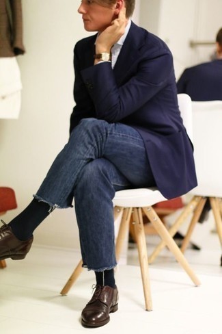 20 Jährige: Rotbraune Business Schuhe kombinieren – 500+ Sommer Herren Outfits: Kombinieren Sie ein dunkelblaues Sakko mit dunkelblauen Jeans für einen für die Arbeit geeigneten Look. Fühlen Sie sich ideenreich? Wählen Sie rotbraunen Business Schuhe. So einfach kann ein toller Sommer-Look sein.
